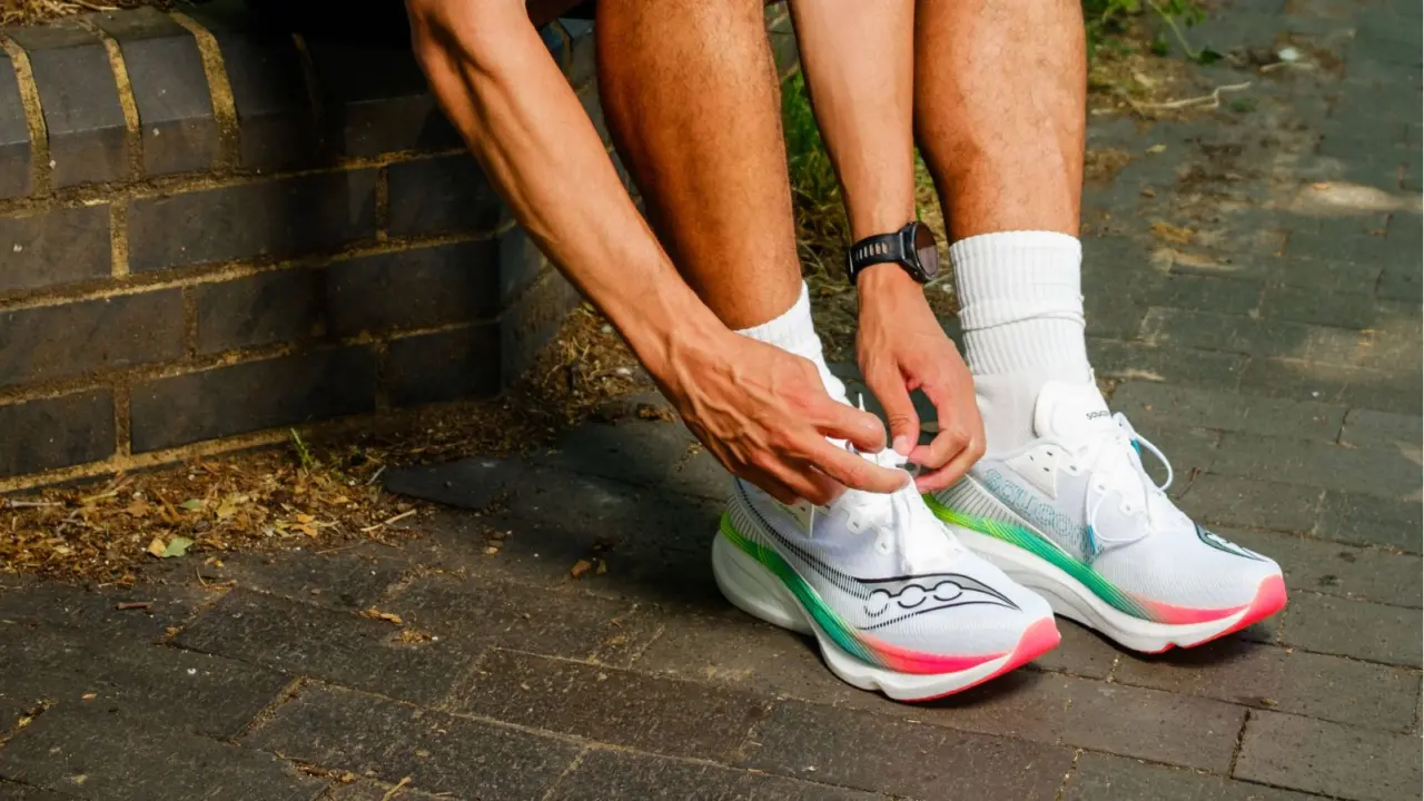 Hinh anh 3: Leon Lewis chay cung giay Saucony Endorphin Elite 3
