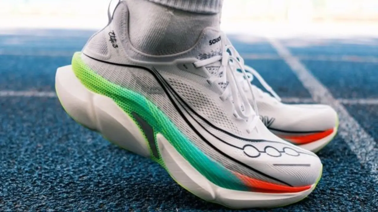Hinh anh 5: Leon Lewis chay cung giay Saucony Endorphin Elite 3