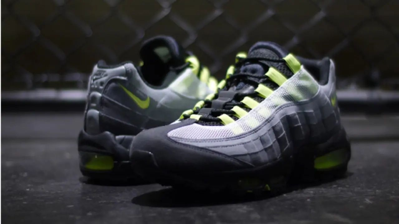 Hinh anh 3: Hinh anh Nike Air Max 95 Black Tongue Pack voi luoi ga den, phoi mau OG, xuat hien tai Paris Fashion Week.