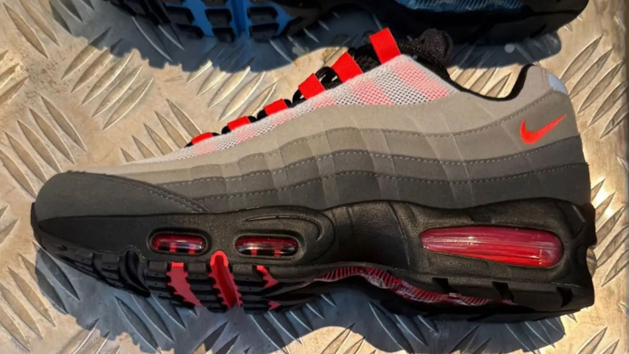 Hinh anh 2: Hinh anh Nike Air Max 95 Black Tongue Pack voi luoi ga den, phoi mau OG, xuat hien tai Paris Fashion Week.