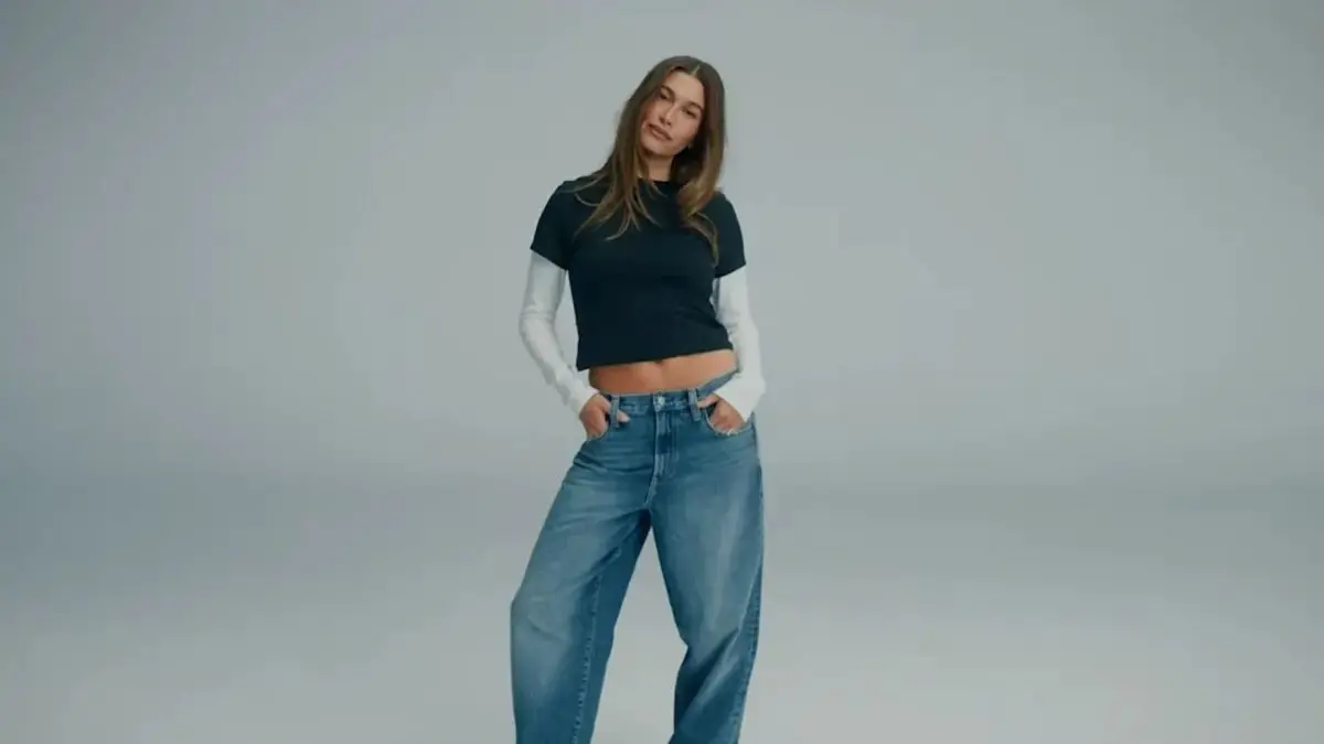 Hailey Bieber dien quan jeans tu bo suu tap Gap x Hailey Bieber