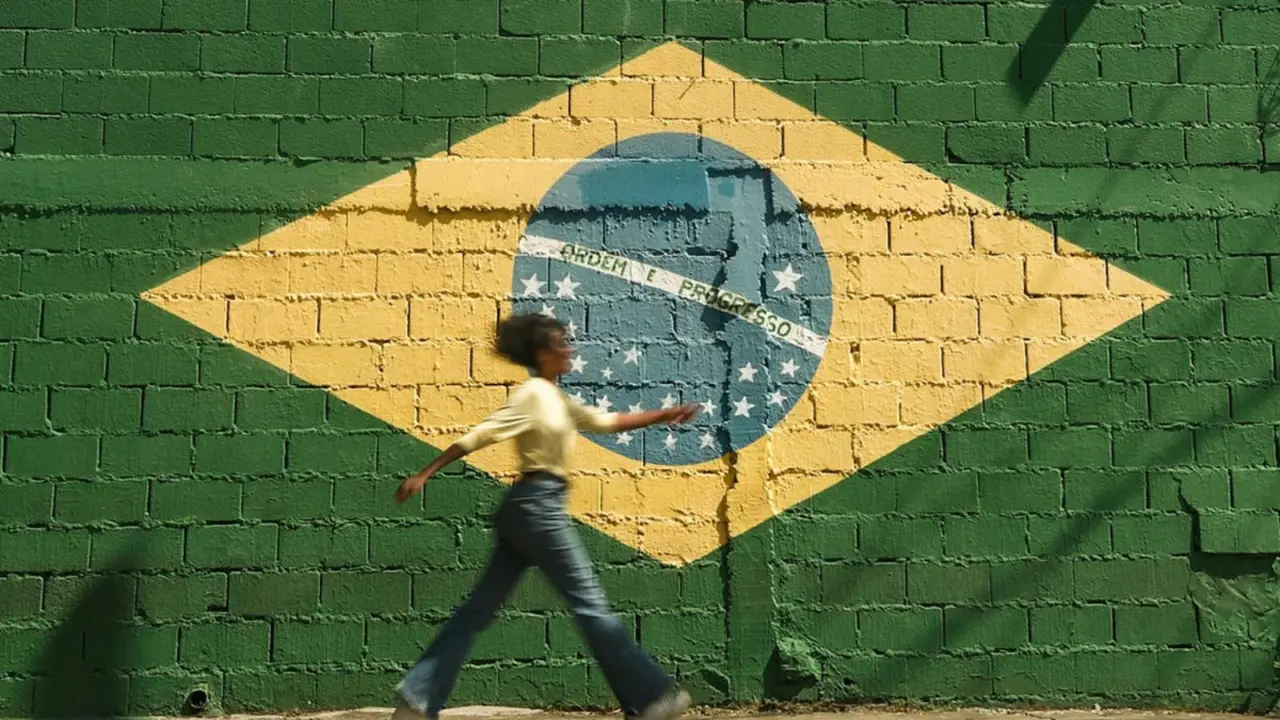 Hinh anh 1: Brazilcore: Xu huong thoi trang lay cam hung tu van hoa Brazil voi ao dau va mau sac nhiet doi