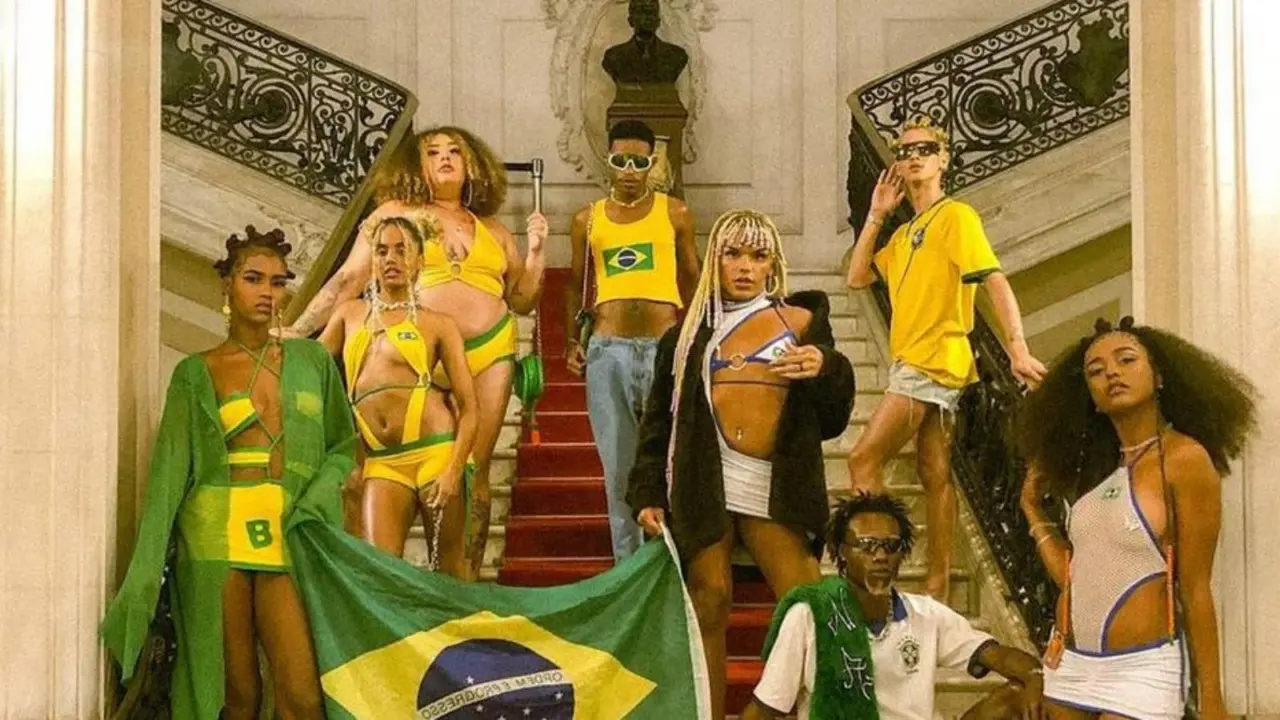 Hinh anh 2: Brazilcore: Xu huong thoi trang lay cam hung tu van hoa Brazil voi ao dau va mau sac nhiet doi