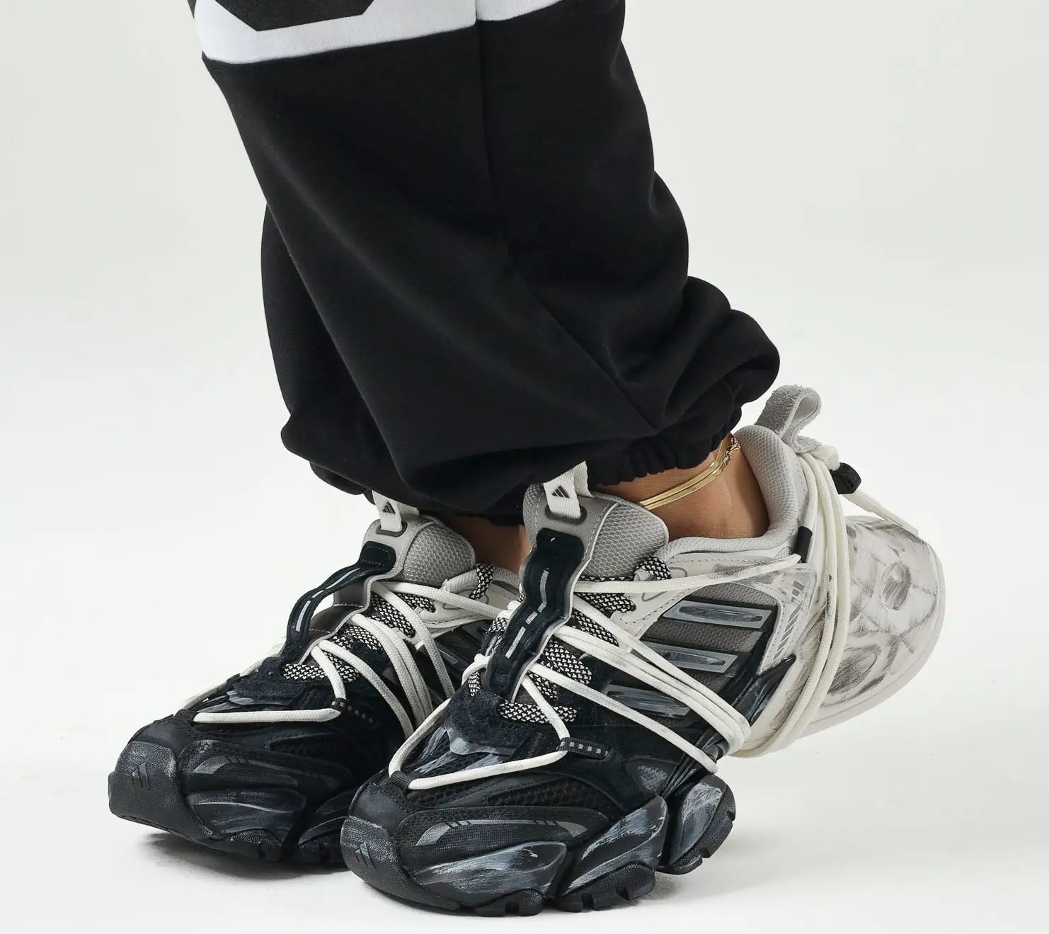 Alternative view of Giày Adidas XLG Deluxe 2.0 'Black Iron' KZ7201