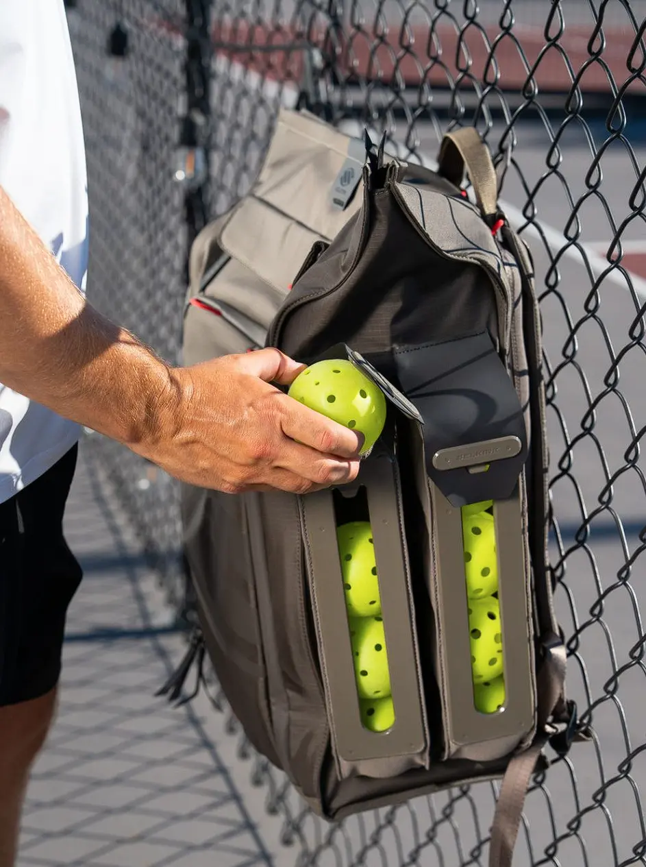 Hinh anh 2: Tui pickleball Selkirk Pro Line 2.0 voi thiet ke dot pha va tien ich thong minh